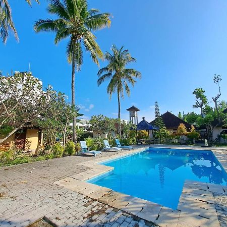 Отель Surfers Beachfront Lombok Kuta  Экстерьер фото