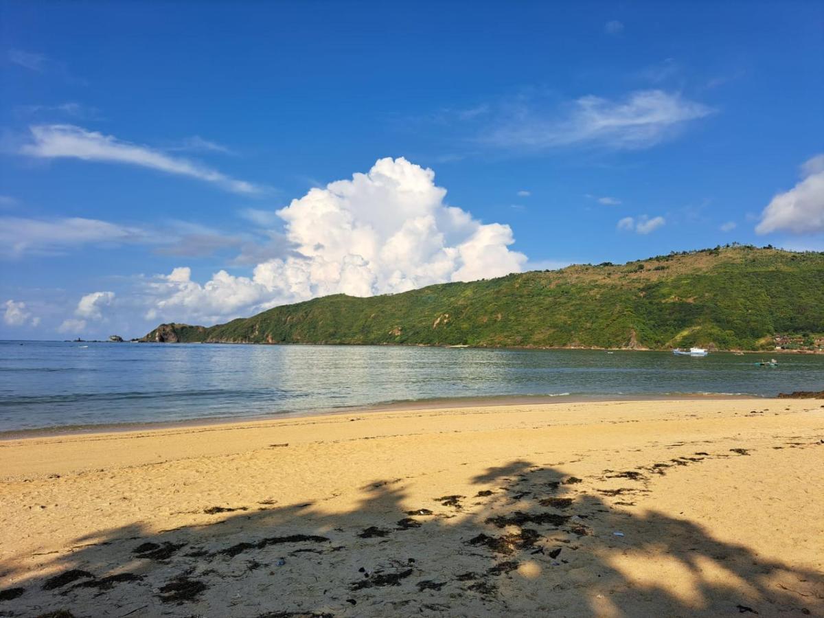 Отель Surfers Beachfront Lombok Kuta  Экстерьер фото