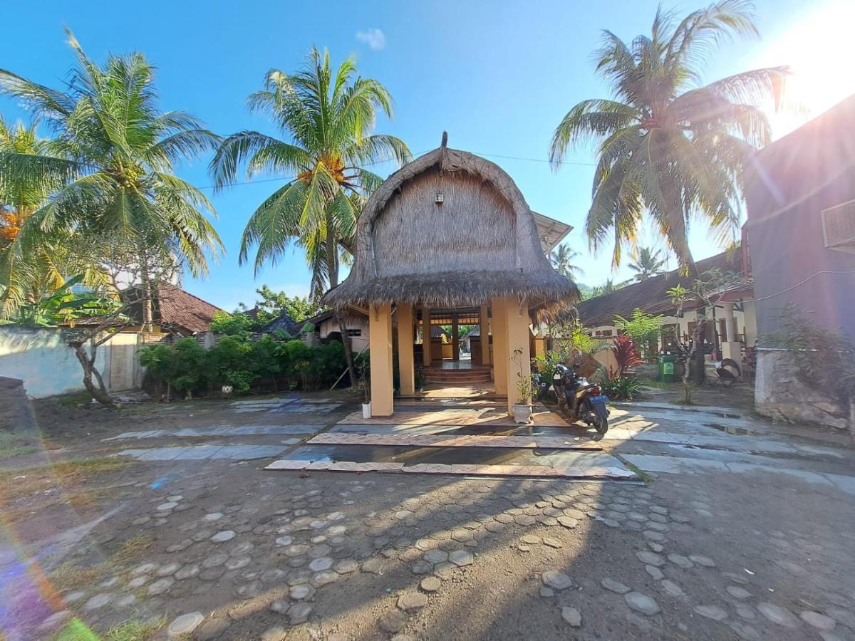 Отель Surfers Beachfront Lombok Kuta  Экстерьер фото