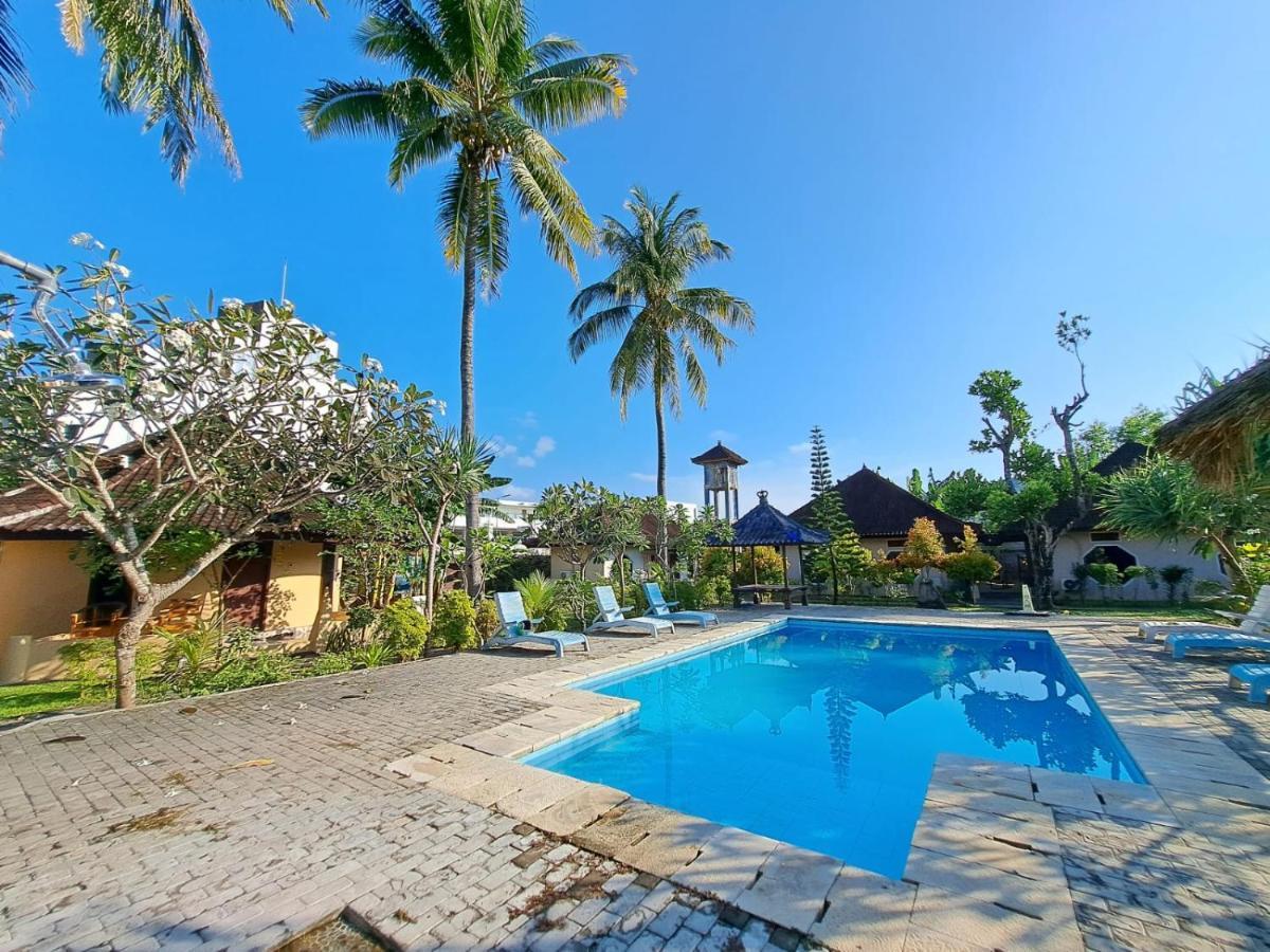 Отель Surfers Beachfront Lombok Kuta  Экстерьер фото