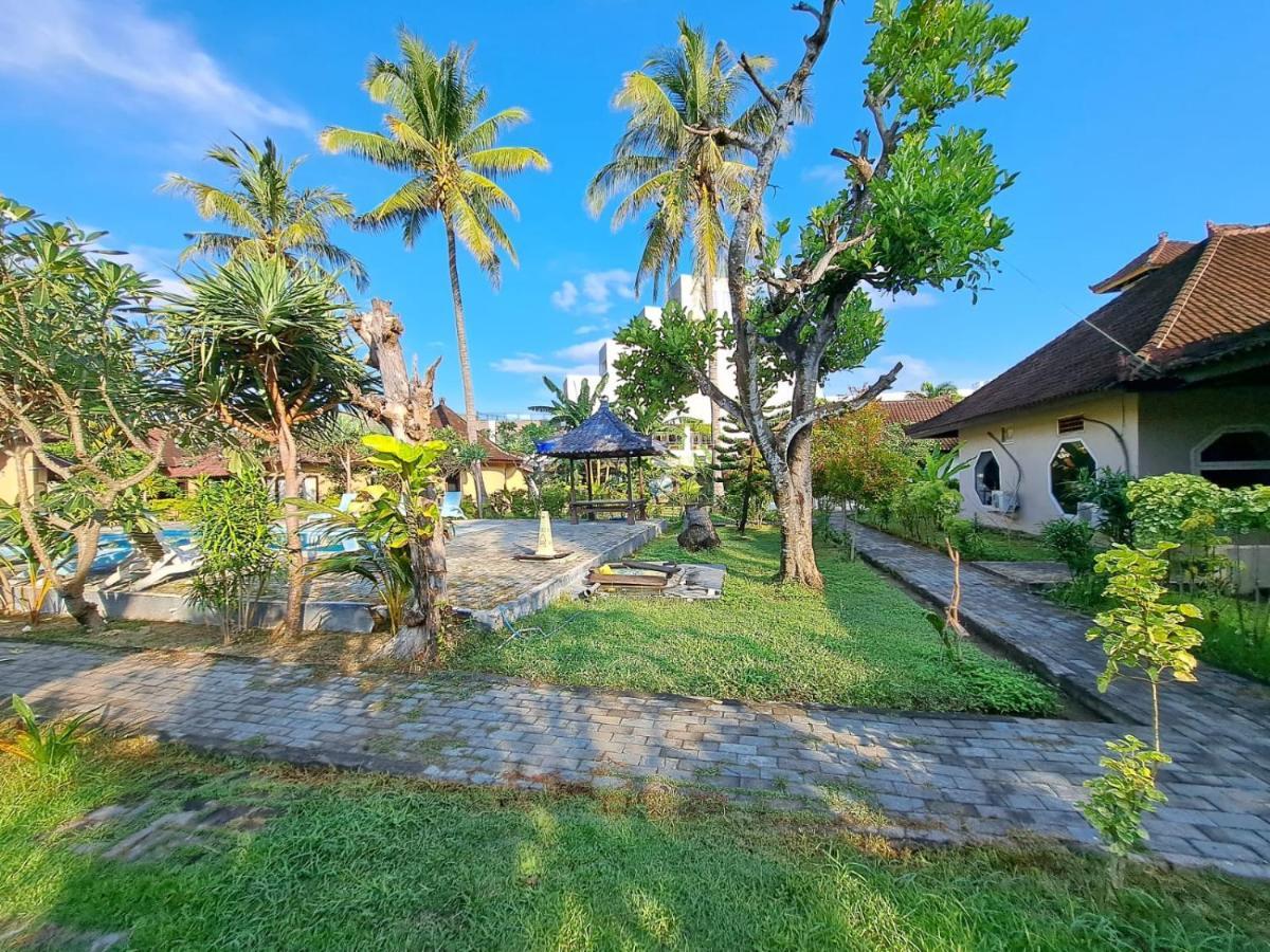 Отель Surfers Beachfront Lombok Kuta  Экстерьер фото