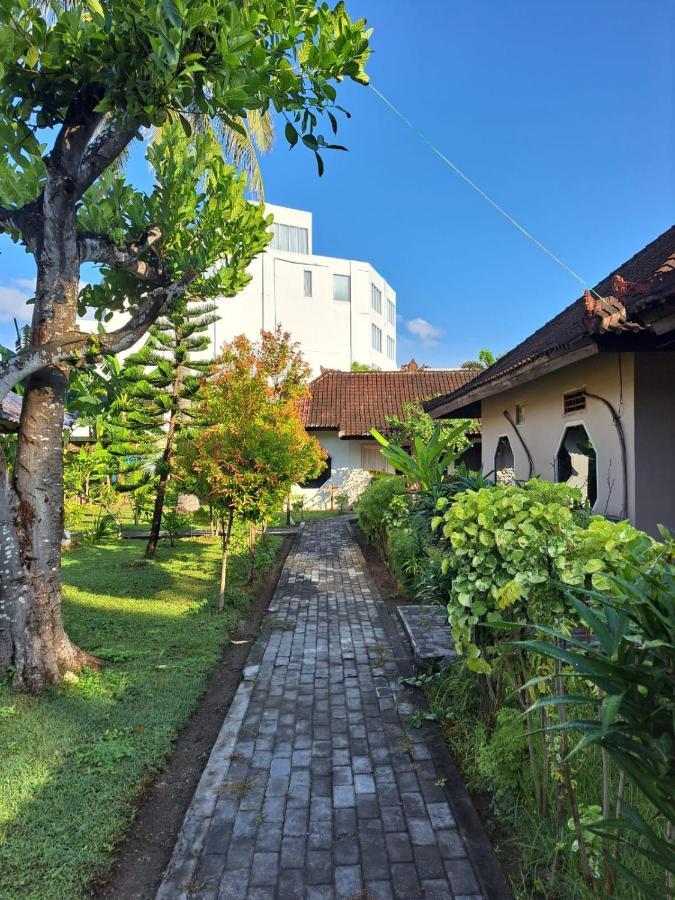 Отель Surfers Beachfront Lombok Kuta  Экстерьер фото