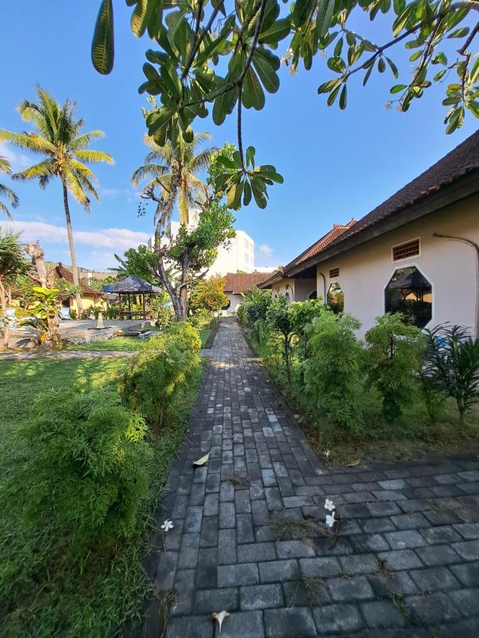 Отель Surfers Beachfront Lombok Kuta  Экстерьер фото